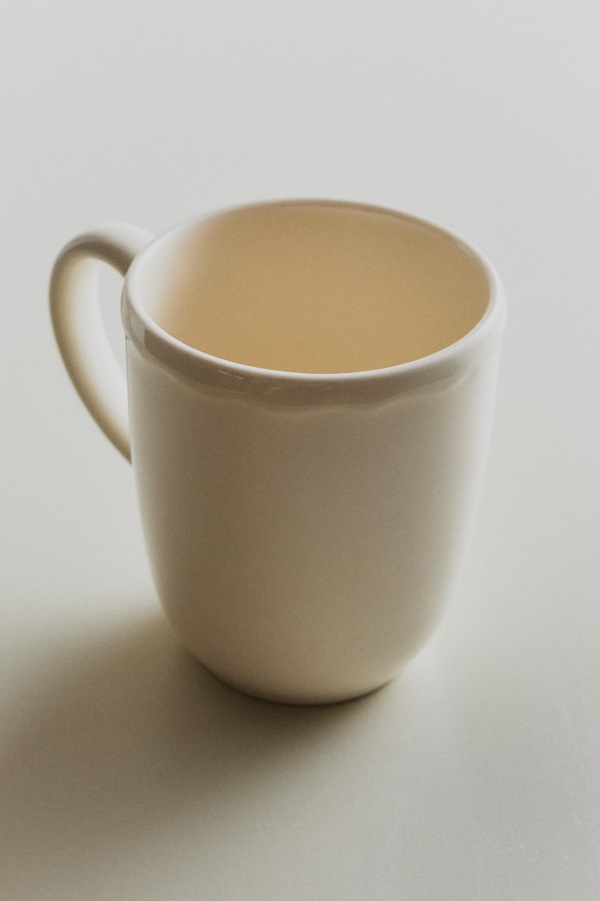 EARTHENWARE MUG WITH A RAISED-DESIGN EDGE